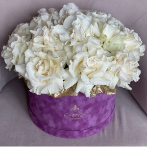 Цветы в шляпной коробке Композиция из роз в шляпной коробке "Монпелье" 